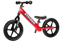 Un portrait d'un vélo d'équilibre rouge Strider 12 Classic