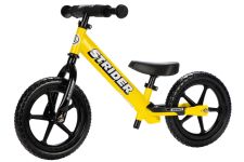 Fotografía en ángulo de una bicicleta de equilibrio Strider 12 Sport amarilla
