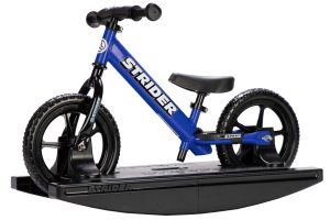 Abgewinkeltes Studiofoto eines blauen Strider 12 Sport 2-in-1-Schaukelrads