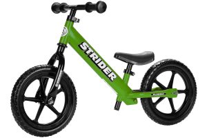 Ritratto ad angolo di una bici senza pedali Strider 12 Classic verde